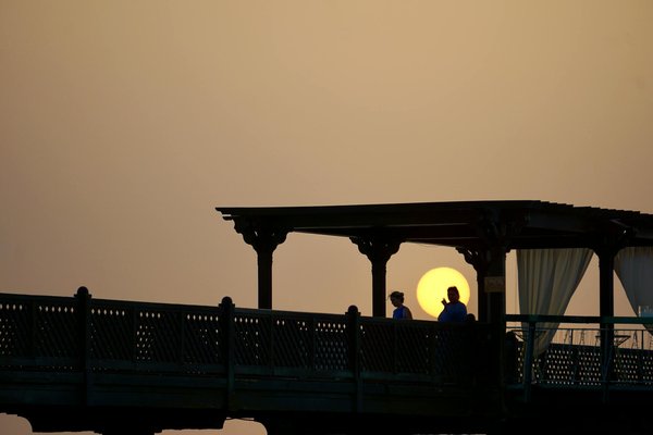 Quelles sont les meilleures techniques pour monter un campement en milieu montagneux avec des risques d'avalanches?